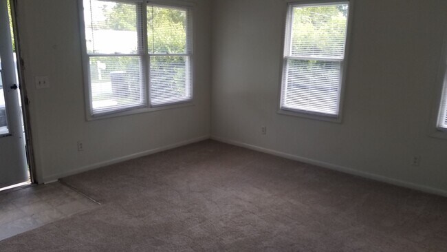 Building Photo - 3 Bedroom/1 Bath Home