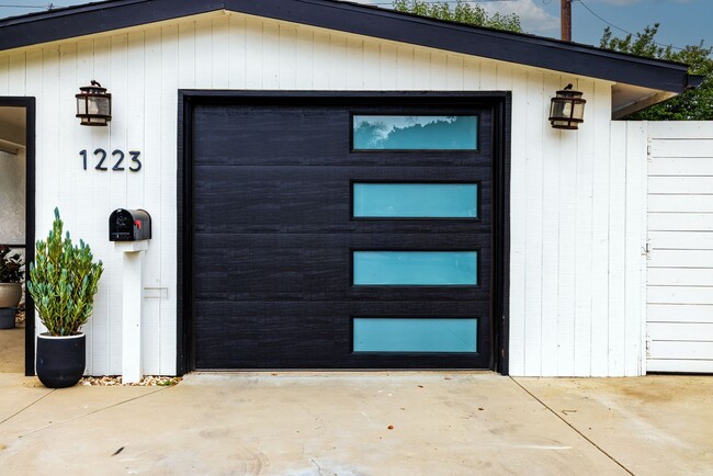 Foto del edificio - 1223 N Studebaker Rd