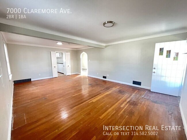 Foto del edificio - Unique Stone Front 2Bed/1Bath on Corner Lot