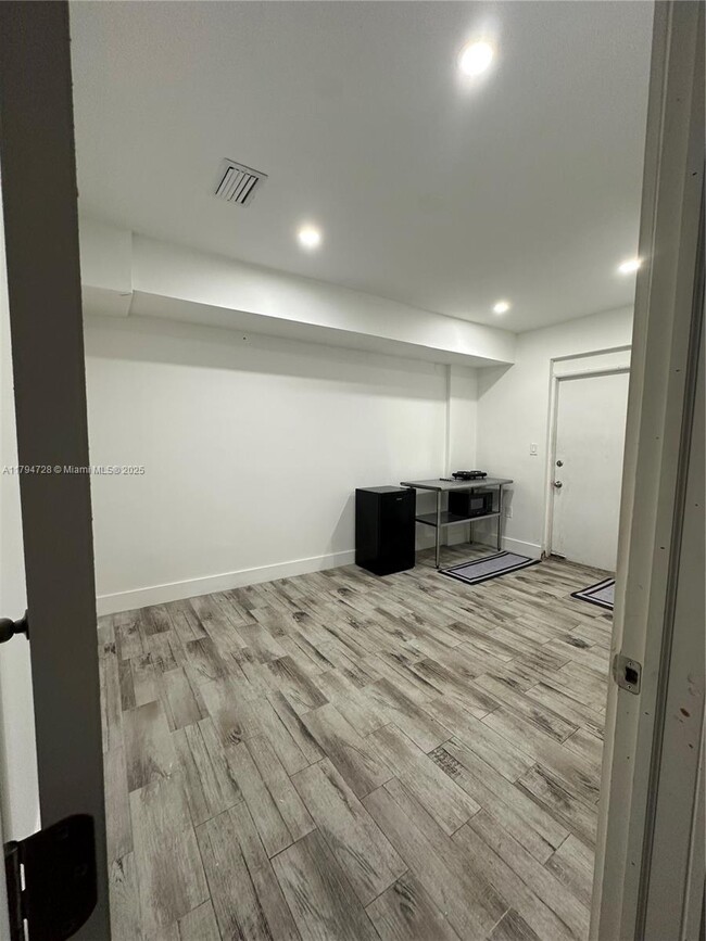 Foto del edificio - 2275 NW 30th St