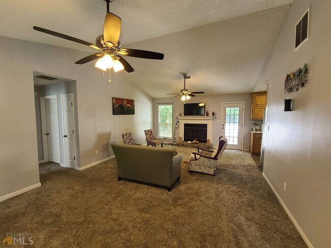 Building Photo - 345 Lone Oak Dr