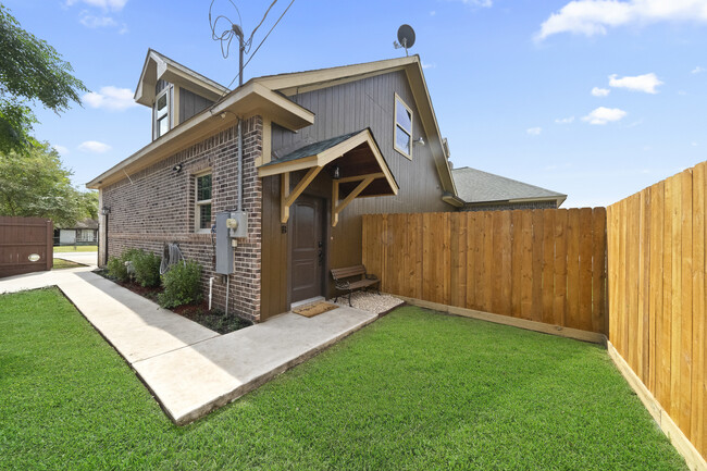 Building Photo - 8123 Holiday Ln