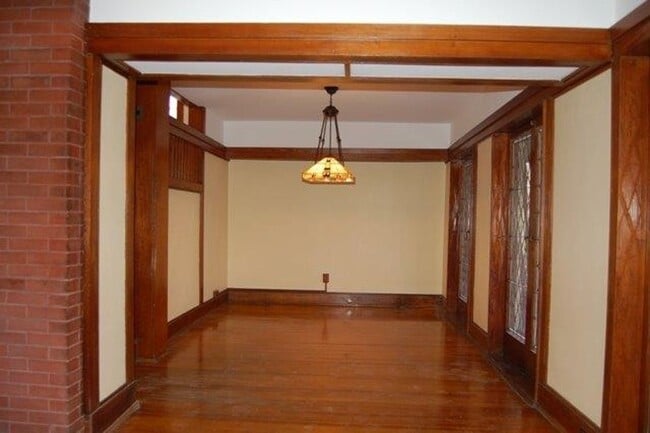 Building Photo - The Lamp House - 4 Br., 3 Bath Home  Available 8/15/2026-8/14/2027