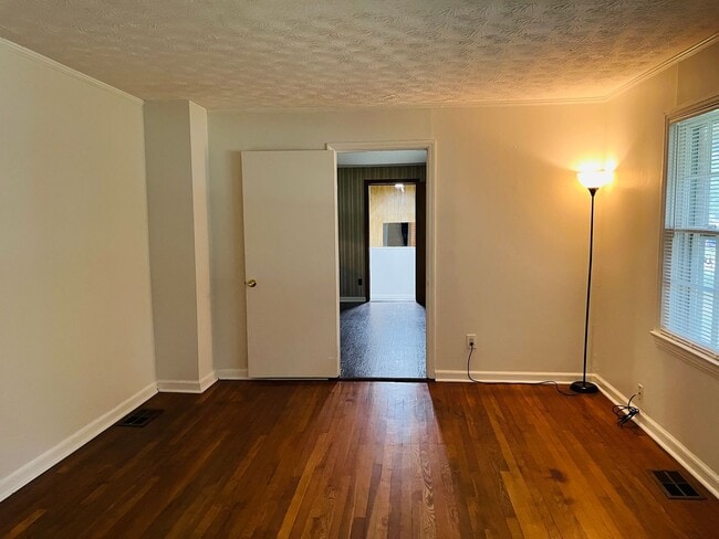 Foto del edificio - 3 bedroom, 1.5 all brick ranch with 2 car ...