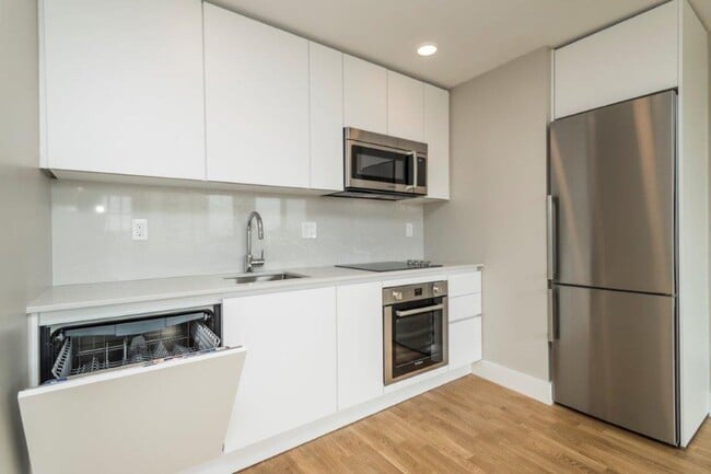Building Photo - Cambridge 2bed / 1bath available now - No Broker Fee