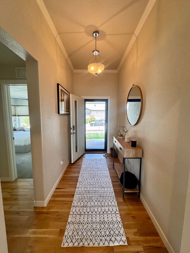 Foto del edificio - LUXURY 4 Bedroom home in NORTHGATE with Mountain Views