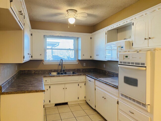 Building Photo - 2601 Lakeside Dr