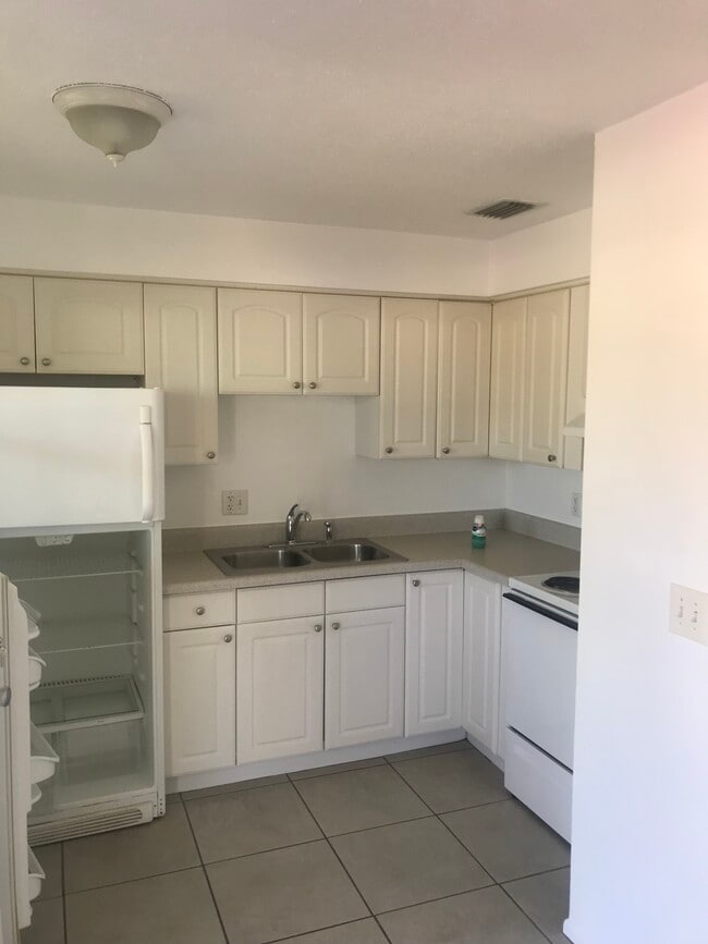 Building Photo - 900 San Christopher Dr