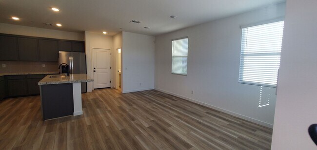 Foto del edificio - Beautifully designed modern townhome with attached garage.