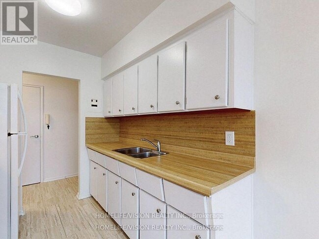 Building Photo - 9901 Yonge St