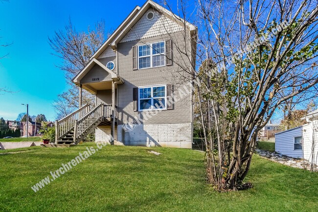 Building Photo - Beautiful 2-Story Home w/ 3-Bed, 1.5-Bath ...