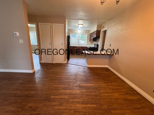 Building Photo - Newly remodeled Eugene 3 bedroom Home