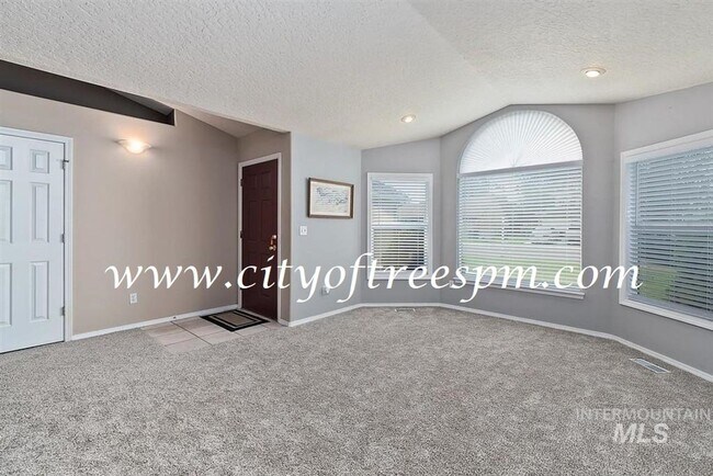 Foto del edificio - Fantastic 4 bed 2 Bath, 3 Car Garage with ...