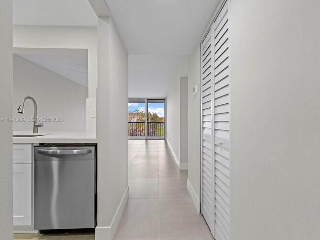 Building Photo - 10825 SW 112th Ave