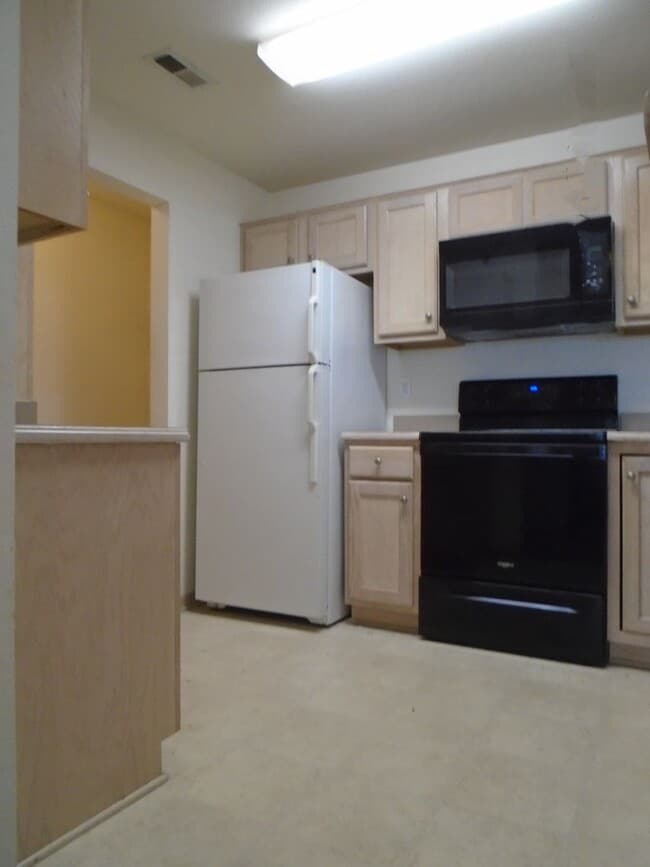 Building Photo - Spacious Apartment