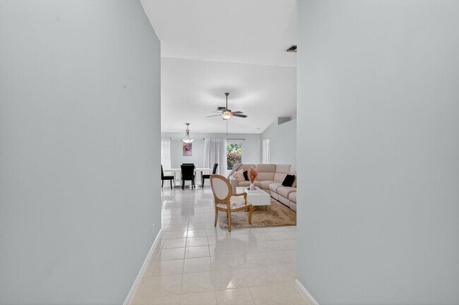 Foto del edificio - Sophisticated 3BD/2BA Single-Family Home in the Heart of Greenacres Gated Community