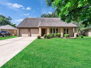 Building Photo - 423 Forest Hills Dr