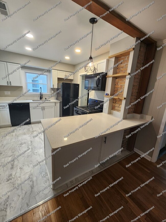 Building Photo - Three Bedroom Munster Cape Cod