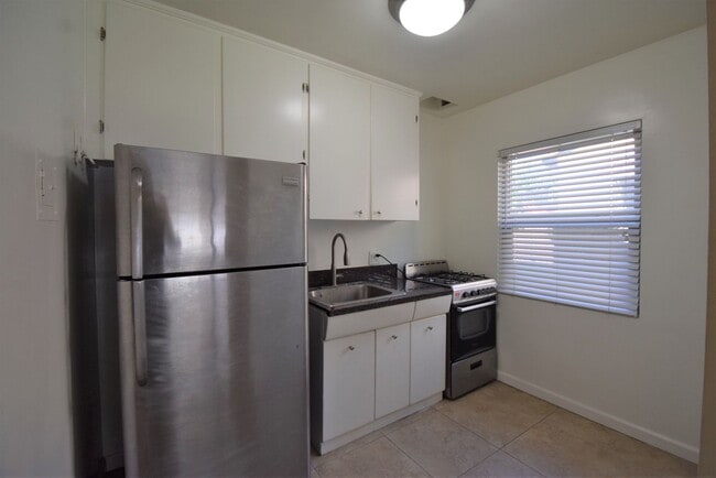 Foto del edificio - 605-609 North Hollywood Way