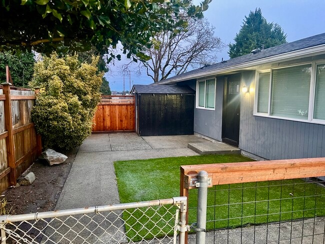 Building Photo - 6722 S Monroe St