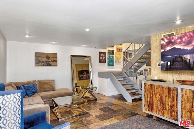 Foto del edificio - 2230 N Indian Canyon Dr