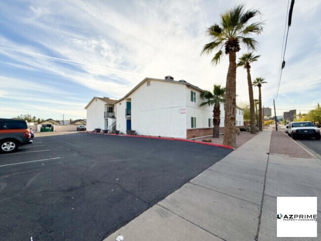 Foto del edificio - FREE FIRST MONTH'S RENT MOVE IN SPECIAL! Cozy 2/1 Phoenix Apartment!