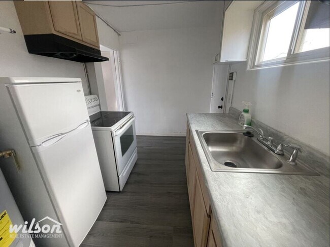 Building Photo - 2bd/1ba Remodeled Home, Fence Backyard, Ce...
