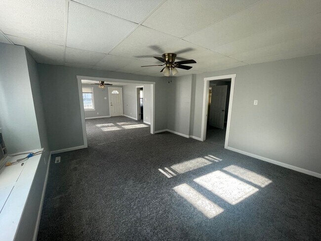 Foto del edificio - Updated 2 Bedroom House W/ Fenced Yard and...