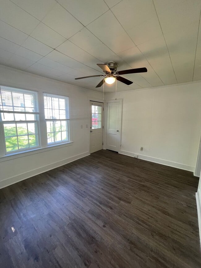 Building Photo - 2 Bedroom, 1 Bath House in Columbia!