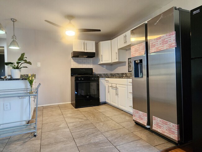 Foto del edificio - 7316 Donnell Pl