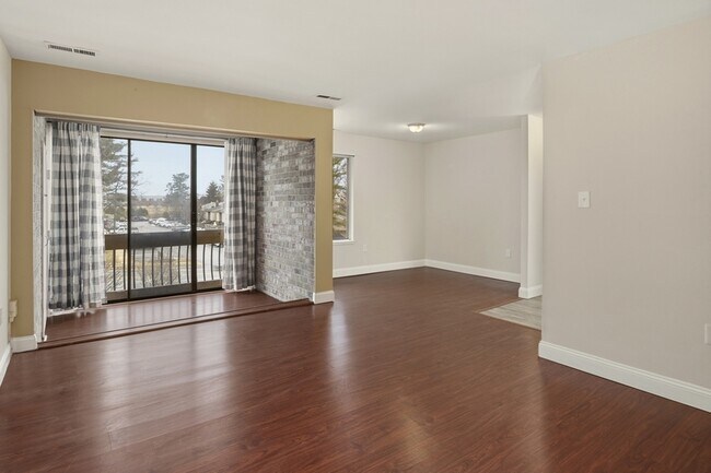 Foto del edificio - 10596 Twin Rivers Rd