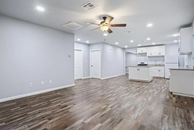 Building Photo - 117 Emma St