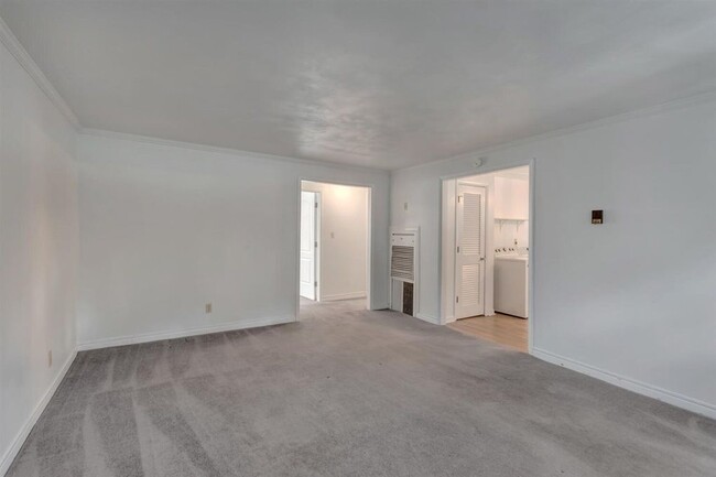 Building Photo - 905 Poplar St