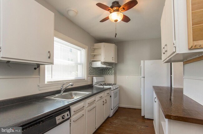 Building Photo - 147 Green Ln