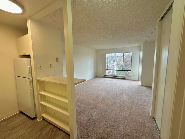 Foto del edificio - $500 OFF FIRST MONTH RENT!!! AVAILBLE NOW! TOP FLOOR Condo Available in Watergate Community/Emery...