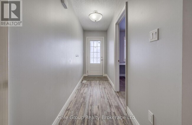 Photo du bâtiment - 1 Chamberlain Ave