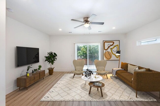 Foto del edificio - Modern Munger Place townhome with city sky...