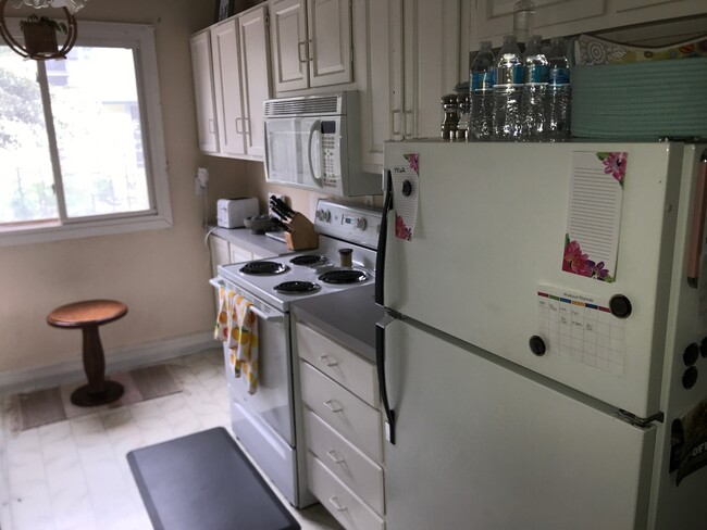 Kitchen with dishwasher - 916 Kellogg Ave