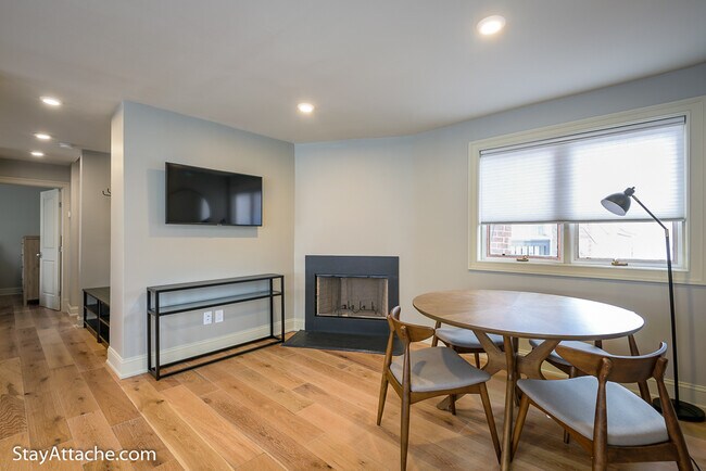 Foto del edificio - 2100 Newport Place NW Unit 4