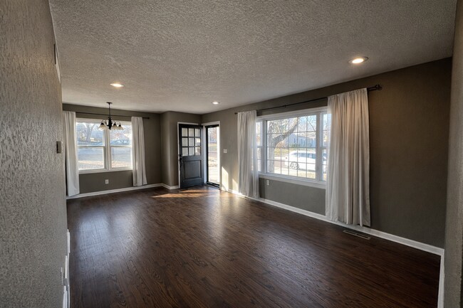 Building Photo - SEE IT NOW: Charming Home with Spacious Living, Modern Kitchen & Private Driveway in Overland Park!