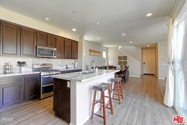 Building Photo - 3554 Albion Dr