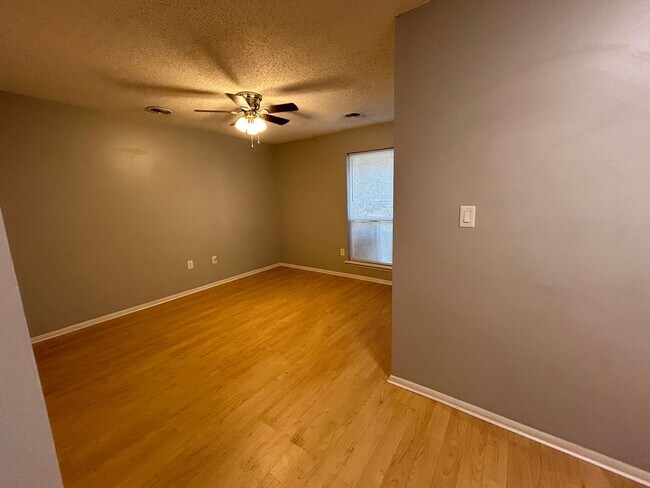 Foto del edificio - 2316-2318 N Raven Ln