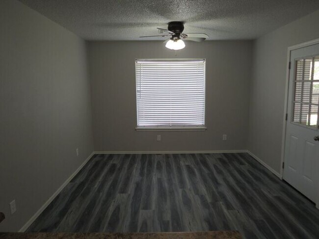 Foto del edificio - Edmond 4 bed!