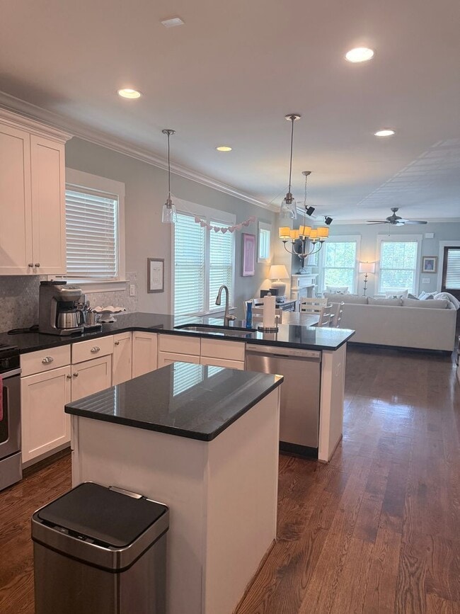 Building Photo - 3 bedroom/3 bath in The Nations!