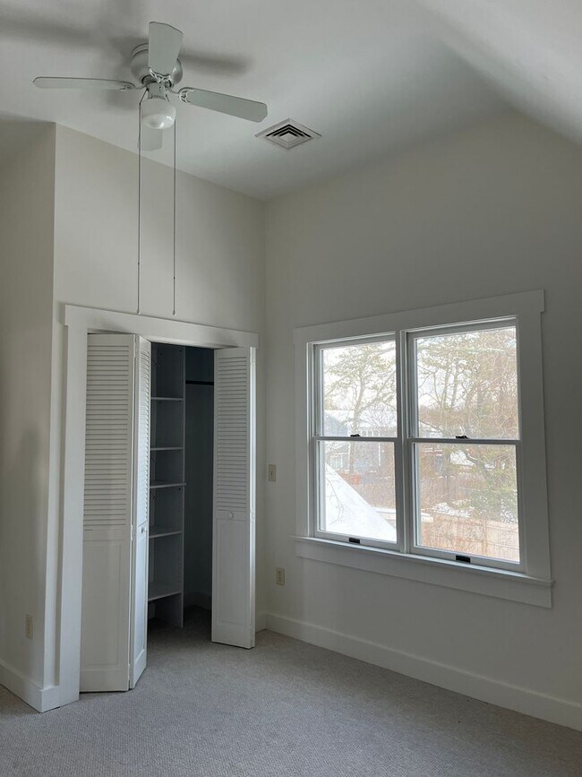 Foto del edificio - Completely renovated 2 bedroom, one and a half bath cottage style apartment. $2,300 per month plu...