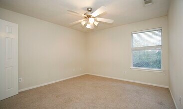 Building Photo - 11 Aquiline Oaks Pl