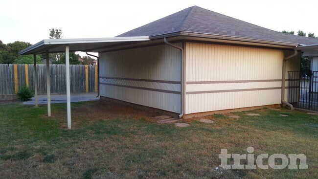 Foto del edificio - 2758 Briar Hill Dr
