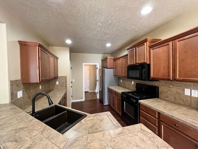 Building Photo - Three Bedroom in SW Bend Aspen Rim Neighborhood