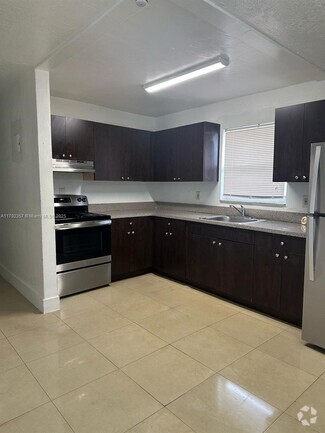 Building Photo - 2841 NW 13th Ct