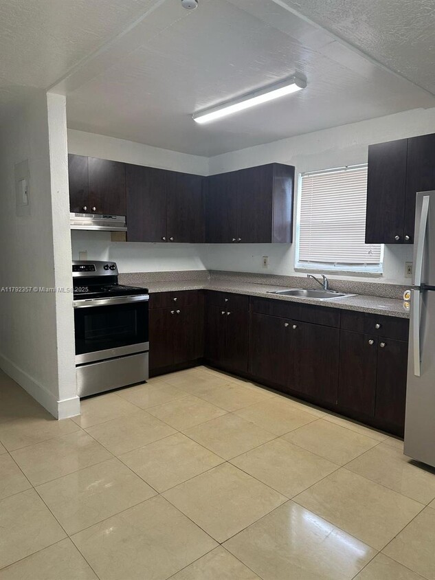 Foto principal - 2841 NW 13th Ct